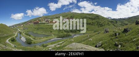 France, Savoie, massif de la Vanoise, les 3 vallées, Saint Martin de Belleville, le torrent Doran de Belleville aux Menuires et le quartier de Bruyères Banque D'Images