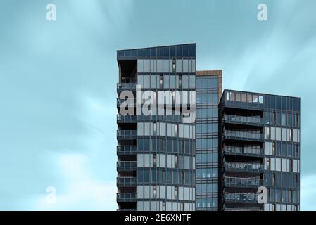 Hambourg, Allemagne - 4 août 2019 : immeuble moderne dans le port de Hambourg. Vue longue exposition contre le ciel bleu sarcelle Banque D'Images