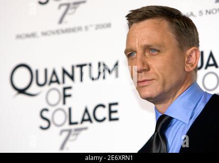L'acteur britannique Daniel Craig pose lors de sa séance photo pour la première italienne du dernier film de James Bond « Quantum of Solace » à Rome, le 5 novembre 2008. REUTERS/Alessandro Bianchi (ITALIE)