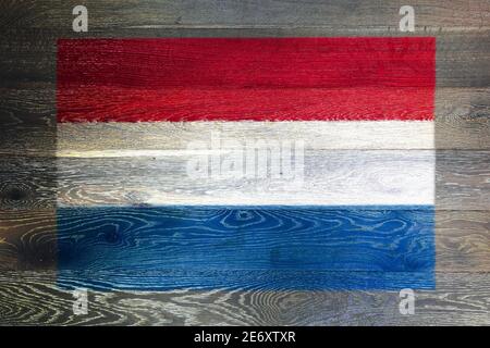 Drapeau néerlandais sur fond rustique de surface en bois ancien Banque D'Images