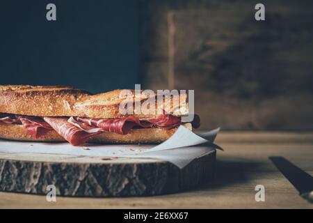 Plan horizontal d'une baguette de pain remplie de jamón ibérico ou jambon ibérique Banque D'Images