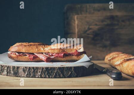 Plan horizontal d'une baguette de pain remplie de jamón ibérico ou jambon ibérique Banque D'Images