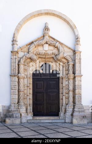 Portail Manueline de la façade gauche de l'église de São Julião à Setúbal, Portugal. Banque D'Images