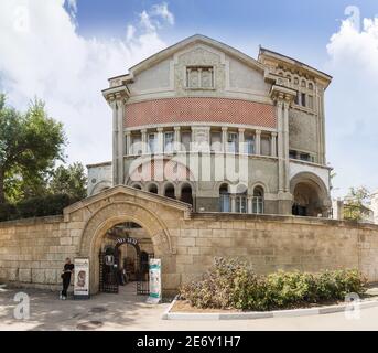 Russie, Crimée, Feodosia 18 septembre 2020 - entrée au musée des secrets du métro sur l'avenue Aivazovsky, maison 31. Le texte de la lettre R. Banque D'Images