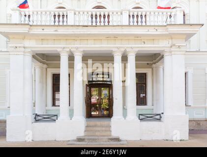 Russie, Crimée, Feodosia 18 septembre 2020 - entrée au musée de la Lore locale sur l'avenue Aivazovsky, maison 11. Texte russe: Musée Théodosius d'an Banque D'Images