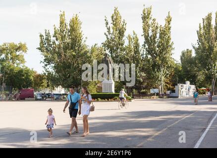 Russie, Crimée, Feodosia 18 septembre, 2020 personnes sur la piste de la station de Gorky Street. Monument à Vladimir Ilyich Lénine Banque D'Images