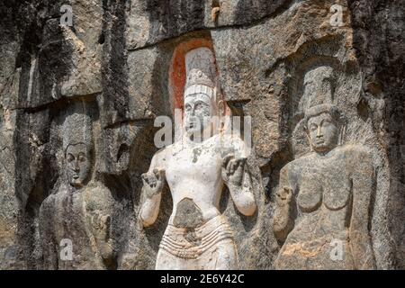 Figure mythologique bouddhiste - la Bodhisattva Avalokitesvara dans le temple bouddhiste Buduruwagala à Wellawaya, les sept statues gigantesques remontent au 10ème Banque D'Images