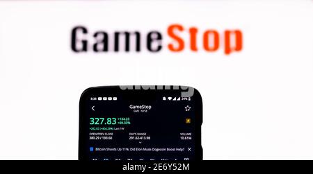 Katmandou, Népal - janvier 29 2021: L'application de bourse sur le téléphone montre le prix de l'action de GME contre le logo GameStop. Banque D'Images