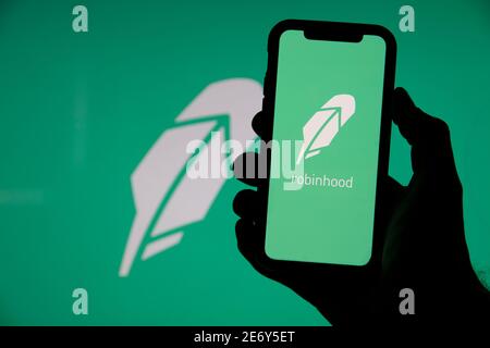 LONDRES, Royaume-Uni - janvier 2021 : application d'investissement financier Robinhood sur un appareil mobile Banque D'Images