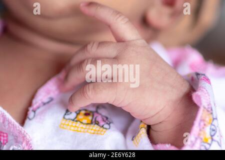 Petite Main D Un Bebe Nouveau Ne Habille En Blanc Pendant Le Sommeil Close Up Que Sur Les Mains Et Bras Photo Stock Alamy