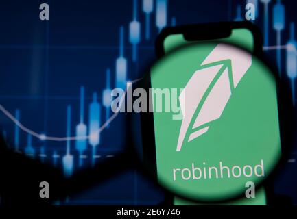 LONDRES, Royaume-Uni - janvier 2021 : Robinhood investit l'application sous loupe Banque D'Images