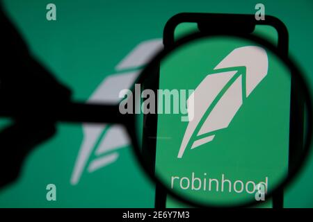 LONDRES, Royaume-Uni - janvier 2021 : Robinhood investit l'application sous loupe Banque D'Images