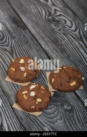 Biscuits aux flocons d'avoine avec arachides et chocolat. Sur les planches de pin. Banque D'Images