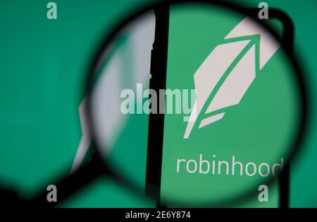 LONDRES, Royaume-Uni - janvier 2021 : Robinhood investit l'application sous loupe Banque D'Images