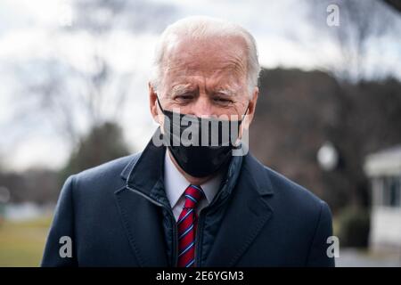 LE président AMÉRICAIN Joe Biden s'adresse brièvement aux médias avant de quitter la Maison Blanche pour une courte visite avec des vétérans blessés au centre médical Walter Reed à Washington, DC, Etats-Unis, 29 janvier 2021. Crédit : Jim LoScalzo/Pool via CNP/MediaPunch Banque D'Images