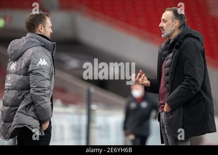 Stuttgart, Allemagne. 29 janvier 2021. Football: Bundesliga, VfB Stuttgart - FSV Mainz 05, Matchday 19, Mercedes-Benz Arena. L'entraîneur de Mayence Bo Svensson (l) s'entretient avec l'entraîneur de Stuttgart Pellegrino Matarazzo. Credit: Sebastian Gollnow/dpa - NOTE IMPORTANTE: Conformément aux règlements de la DFL Deutsche Fußball Liga et/ou de la DFB Deutscher Fußball-Bund, il est interdit d'utiliser ou d'avoir utilisé des photos prises dans le stade et/ou du match sous forme de séquences et/ou de séries de photos de type vidéo./dpa/Alay Live News Banque D'Images