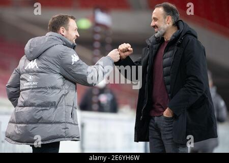 Stuttgart, Allemagne. 29 janvier 2021. Football: Bundesliga, VfB Stuttgart - FSV Mainz 05, Matchday 19, Mercedes-Benz Arena. L'entraîneur de Mayence Bo Svensson (l) dit Au revoir à Pellegrino Matarazzo de Stuttgart. Credit: Sebastian Gollnow/dpa - NOTE IMPORTANTE: Conformément aux règlements de la DFL Deutsche Fußball Liga et/ou de la DFB Deutscher Fußball-Bund, il est interdit d'utiliser ou d'avoir utilisé des photos prises dans le stade et/ou du match sous forme de séquences et/ou de séries de photos de type vidéo./dpa/Alay Live News Banque D'Images