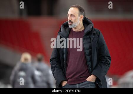 Stuttgart, Allemagne. 29 janvier 2021. Football: Bundesliga, VfB Stuttgart - FSV Mainz 05, Matchday 19, Mercedes-Benz Arena. L'autocar de Stuttgart Pellegrino Matarazzo traverse le stade. Credit: Sebastian Gollnow/dpa - NOTE IMPORTANTE: Conformément aux règlements de la DFL Deutsche Fußball Liga et/ou de la DFB Deutscher Fußball-Bund, il est interdit d'utiliser ou d'avoir utilisé des photos prises dans le stade et/ou du match sous forme de séquences et/ou de séries de photos de type vidéo./dpa/Alay Live News Banque D'Images