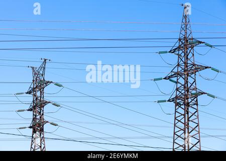 Tours en acier de type treillis sur ciel bleu en tant que partie de la ligne haute tension. Structures de lignes électriques aériennes Banque D'Images