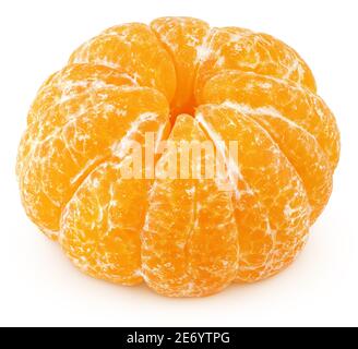 Mandarine pelée ou agrumes mandarin isolés sur fond blanc avec passe-cheveux. Profondeur de champ complète. Banque D'Images