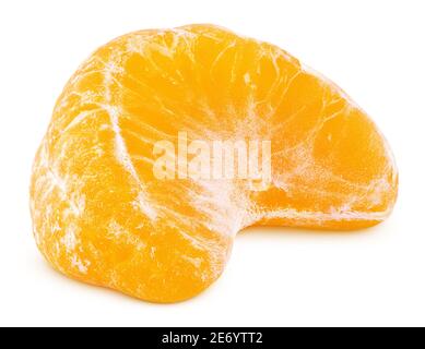 Tranche de mandarine ou d'agrumes mandarin isolée sur fond blanc avec passe-cheveux. Profondeur de champ complète. Banque D'Images