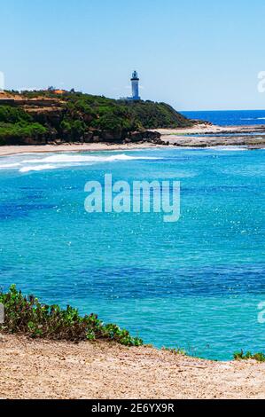 Vue panoramique d'un phare de Norah Head sur une côte centrale, Nouvelle-Galles du Sud, Australie Banque D'Images