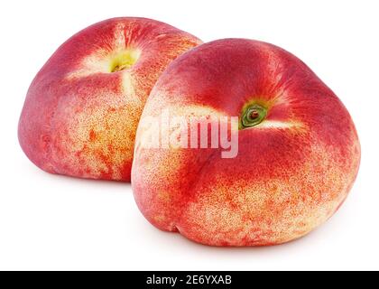 Deux pêches chinoises plates en forme de beignets isolées sur fond blanc avec passe-cheveux. Profondeur de champ complète. Banque D'Images