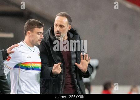 Stuttgart, Allemagne. 29 janvier 2021. Football: Bundesliga, VfB Stuttgart - FSV Mainz 05, Matchday 19, Mercedes-Benz Arena. L'entraîneur de Stuttgart, Pellegrino Matarazzo (r), s'entretient avec Philipp Förster de Stuttgart. Credit: Sebastian Gollnow/dpa - NOTE IMPORTANTE: Conformément aux règlements de la DFL Deutsche Fußball Liga et/ou de la DFB Deutscher Fußball-Bund, il est interdit d'utiliser ou d'avoir utilisé des photos prises dans le stade et/ou du match sous forme de séquences et/ou de séries de photos de type vidéo./dpa/Alay Live News Banque D'Images