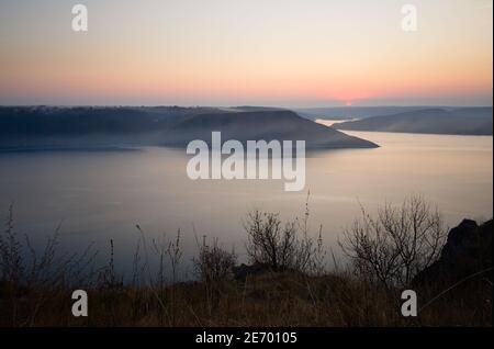 Vue sur la baie de Bakota au coucher du soleil avec ciel rose au crépuscule. Situé sur la place du vieux village qui a été inondé après que le grand barrage d'hydroélectricité a été construit sur Dniester Banque D'Images