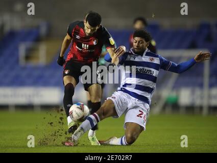 Dominic Solanke (à gauche), de l'AFC Bournemouth, est attaqué par Josh Laurent, de Reading, lors du match du championnat Sky Bet au Madejski Stadium, Reading. Date de la photo: Vendredi 29 janvier 2021. Banque D'Images