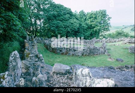 Ruines du village romain de DIN Lligwy près de Moelfre, au nord du pays de Galles. Cabane de résidence ronde fortifiée. Numérisation d'archivage à partir d'une lame. Juillet 1977. Banque D'Images