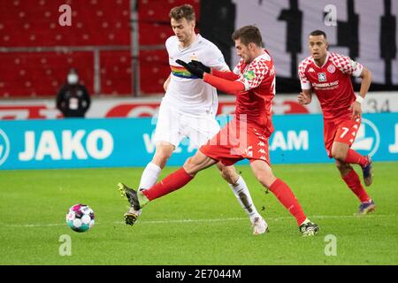 Stuttgart, Allemagne. 29 janvier 2021. Football: Bundesliga, VfB Stuttgart - FSV Mainz 05, Matchday 19, Mercedes-Benz Arena. Stefan Bell (r) de Mayence dans un duel avec Sasa Kalajdzic de Stuttgart. Credit: Sebastian Gollnow/dpa - NOTE IMPORTANTE: Conformément aux règlements de la DFL Deutsche Fußball Liga et/ou de la DFB Deutscher Fußball-Bund, il est interdit d'utiliser ou d'avoir utilisé des photos prises dans le stade et/ou du match sous forme de séquences et/ou de séries de photos de type vidéo./dpa/Alay Live News Banque D'Images