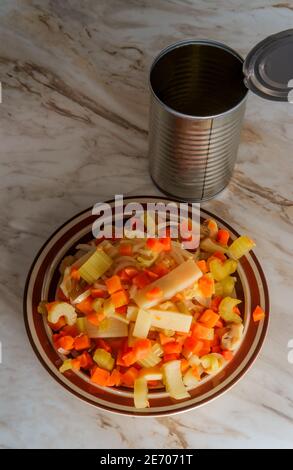 La nourriture chinoise en conserve hache suey sur une table de cuisine en marbre Banque D'Images