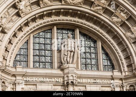 Statue du Prince Albert au-dessus de l'entrée du musée Victoria and Albert, Londres, Angleterre, Royaume-Uni Banque D'Images