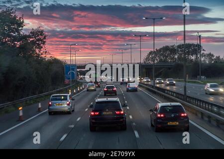 Circulation sur l'autoroute M4 en quittant Londres à la tombée de la nuit, Angleterre, Royaume-Uni Banque D'Images