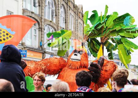 Une marionnette orangé dans le défilé de la Journée Mazey pour Golowan festival de Penzance 2019 Banque D'Images