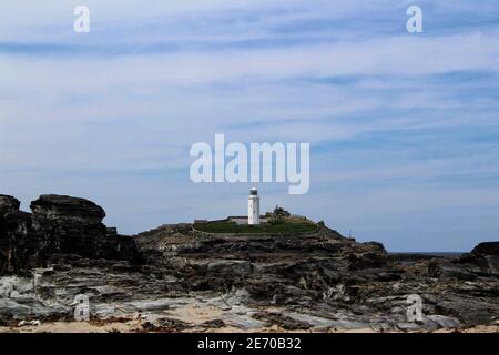 Phare de Godrevy sur une journée nuageux avec l'eau calme construit Sur l'île de Godrevy en Cornouailles Banque D'Images