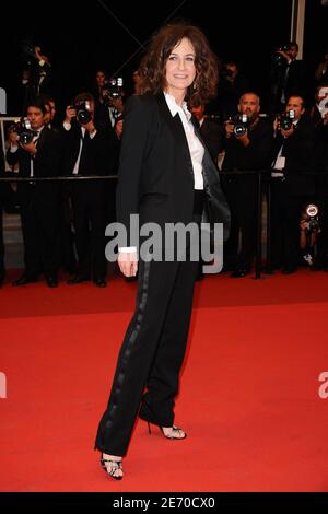 Valérie Lemercier arrive pour la projection de 'Polisse' présentée en compétition dans la section des longs métrages dans le cadre du 64ème Festival International du film de Cannes, au Palais des Festivals de Cannes, dans le sud de la France, le 13 mai 2011. Photo de Hahn-Nebinger-Genin/ABACAPRESS.COM Banque D'Images