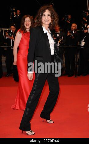 Valérie Lemercier arrive pour la projection de 'Polisse' présentée en compétition dans la section des longs métrages dans le cadre du 64ème Festival International du film de Cannes, au Palais des Festivals de Cannes, dans le sud de la France, le 13 mai 2011. Photo de Hahn-Nebinger-Genin/ABACAPRESS.COM Banque D'Images