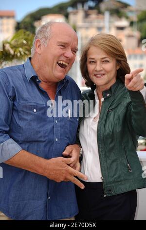 Photo du fichier - Peter Lindbergh et Charlotte Rampling à un photocall pour le film documentaire "The look" présenté en compétition dans la section des classiques de Cannes dans le cadre du 64ème Festival International du film de Cannes, au Palais des Festivals à Cannes, dans le sud de la France, le 16 mai 2011. Le photographe de mode Peter Lindbergh, souvent crédité de la montée du super modèle, est décédé mardi à l'âge de 74 ans, comme annoncé dans un post sur son compte officiel Instagram mercredi. Photo de Hahn-Nebinger-Genin/ABACAPRESS.COM Banque D'Images