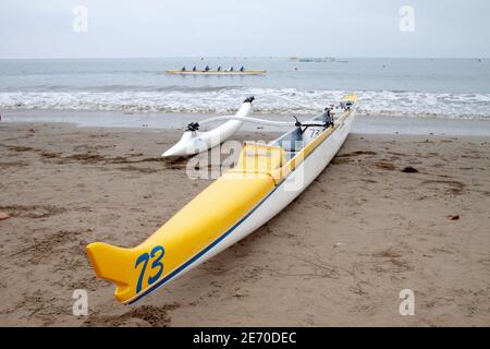 Canoë-kayak jaune et blanc sur une plage de sable Banque D'Images