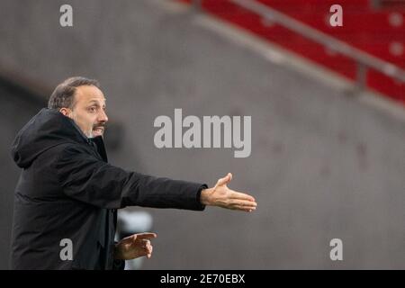 Stuttgart, Allemagne. 29 janvier 2021. Football: Bundesliga, VfB Stuttgart - FSV Mainz 05, Matchday 19, Mercedes-Benz Arena. L'entraîneur de Stuttgart Pellegrino Matarazzo se met en marge. Credit: Sebastian Gollnow/dpa - NOTE IMPORTANTE: Conformément aux règlements de la DFL Deutsche Fußball Liga et/ou de la DFB Deutscher Fußball-Bund, il est interdit d'utiliser ou d'avoir utilisé des photos prises dans le stade et/ou du match sous forme de séquences et/ou de séries de photos de type vidéo./dpa/Alay Live News Banque D'Images