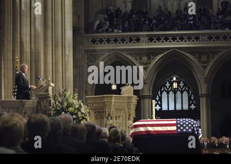 Le président Bush livre une éloge lors des funérailles de l'ancien président Gerald Ford à la cathédrale nationale de Washington à Washington D.C., États-Unis, le 2 janvier 2007. Photo par DOD via ABACAPRESS.COM Banque D'Images