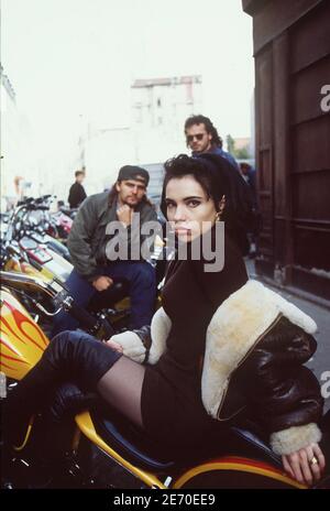 L'actrice française Beatrice Dalle avec quelques amis, sur le départ pour le rassemblement 'Mandare Road' au Vietnam, le 1991 décembre. Photo de Patrick Durand/ABACAPRESS.COM Banque D'Images