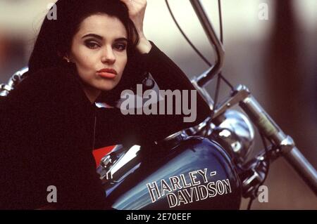 L'actrice française Beatrice Dalle avec quelques amis, sur le départ pour le rassemblement 'Mandare Road' au Vietnam, le 1991 décembre. Photo de Patrick Durand/ABACAPRESS.COM Banque D'Images