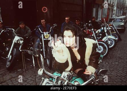 L'actrice française Beatrice Dalle avec quelques amis, sur le départ pour le rassemblement 'Mandare Road' au Vietnam, le 1991 décembre. Photo de Patrick Durand/ABACAPRESS.COM Banque D'Images