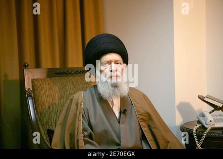 Sayyed Mohammed Hussein Fadlallah, un important leader chiite, pose pour notre photographe lors d'une interview qu'il a donnée à un magazine étranger dans son domicile de Beyrouth, Liban, le 19 décembre 2006. Photo de Paul Assaker/ABACAPRESS.COM Banque D'Images