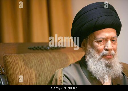 Sayyed Mohammed Hussein Fadlallah, un important leader chiite, pose pour notre photographe lors d'une interview qu'il a donnée à un magazine étranger dans son domicile de Beyrouth, Liban, le 19 décembre 2006. Photo de Paul Assaker/ABACAPRESS.COM Banque D'Images