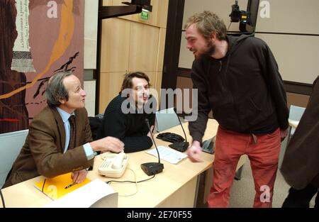 EXCLUSIF. Le député français Georges Fenech rencontre Jean-Baptiste et Joseph Legrand (de l à r), fondateurs de l'ONG française « les enfants de Don Quichotte » (enfants de Don Quichotte), au Parlement français, à Paris, en France, le 04 janvier 2007. Cette organisation a installé des tentes le long du canal Saint-Martin à Paris, le 17 décembre dernier, pour attirer l'attention sur la nécessité de solutions d'hébergement à long terme pour les sans-abri de la ville. Photo de Jules Motte/ABACAPRESS.COM Banque D'Images