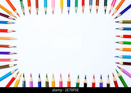 cadre à partir de crayons de couleur sur une rangée avec le haut sur un fond blanc. Banque D'Images